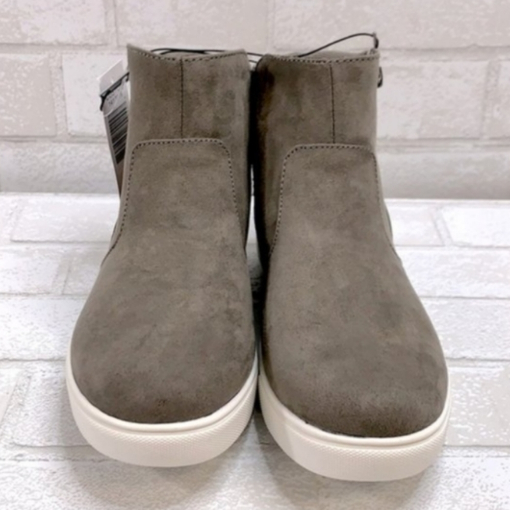 - Izod woman ankle boots